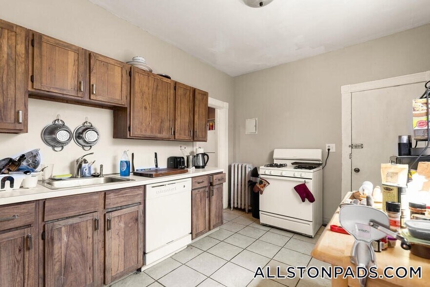 Building Photo - 28 Glenville Ave