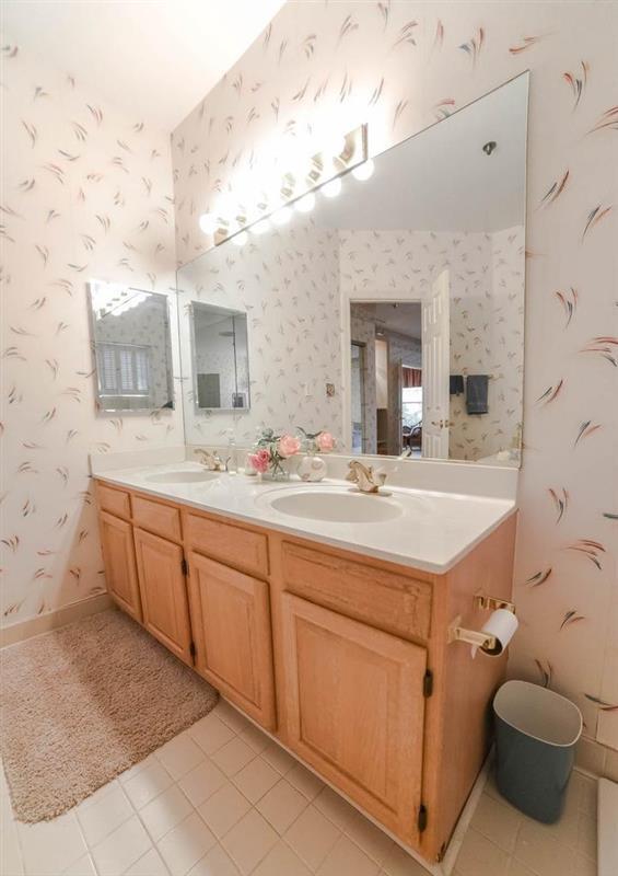 Building Photo - Stunning 2 Bedroom and 2 Bath Townhome !