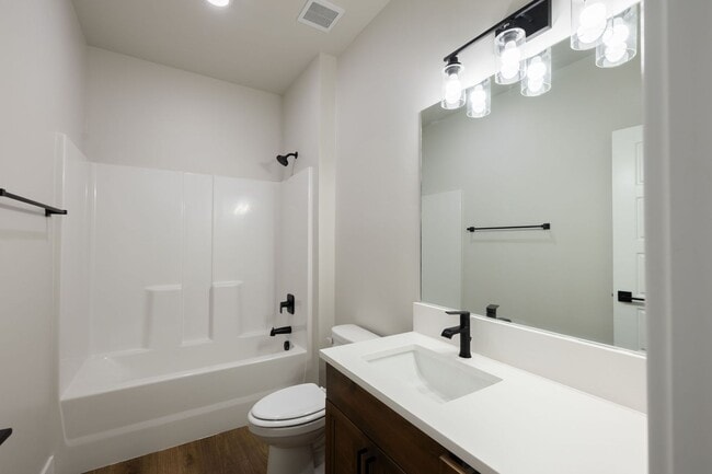 Building Photo - BEAUTIFUL 3 Bed 2 Bath Twin home in Sugar city!