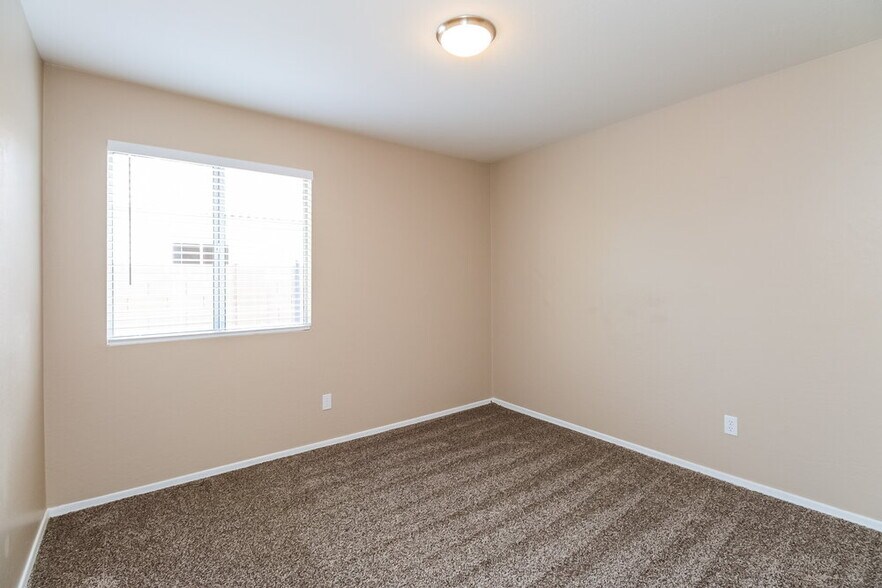 Building Photo - 832 E Baylor Ln