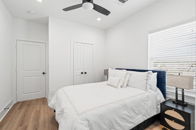 Building Photo - 5207 Pine Tree Dr