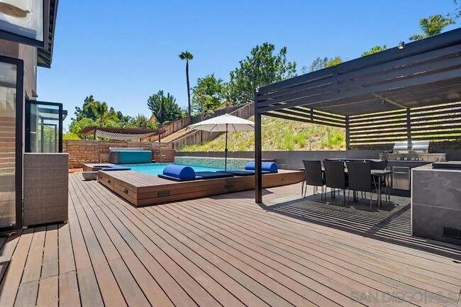 Building Photo - 561 Bayona Loop