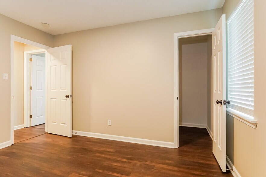 Building Photo - 215 Dolphin Ct