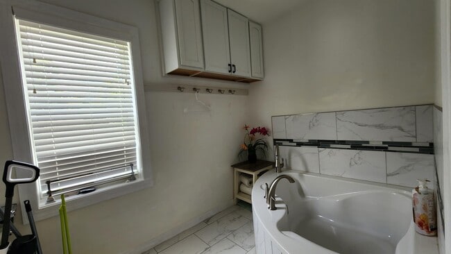 Building Photo - 513 S Brooks St