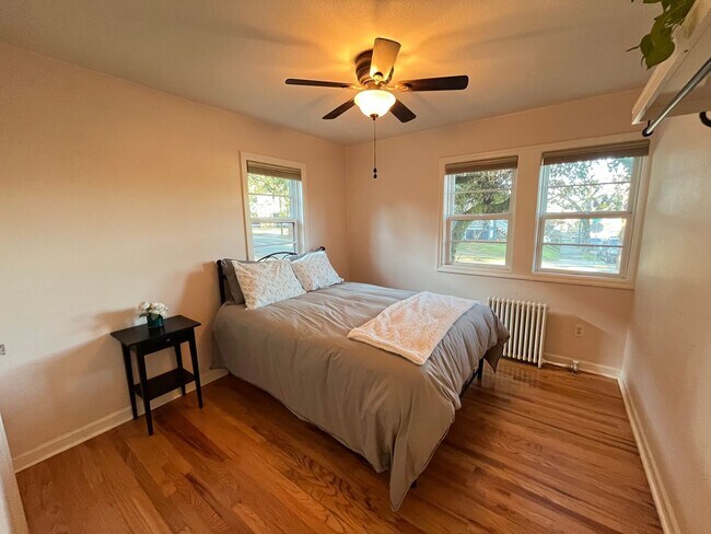 Building Photo - Beautiful 1Bd/ 1Ba Vintage Condo Located in Mt. Tabor! In Unit Laundry, Parking Space, storage un...