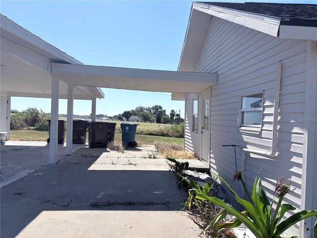 Building Photo - 2320 Crest Dr