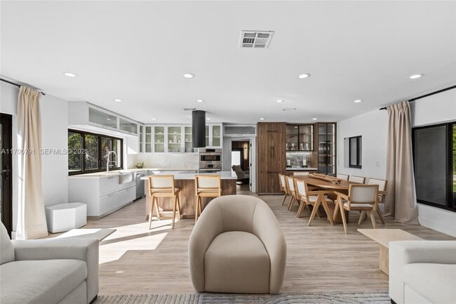 Building Photo - 116 W 1st Ct