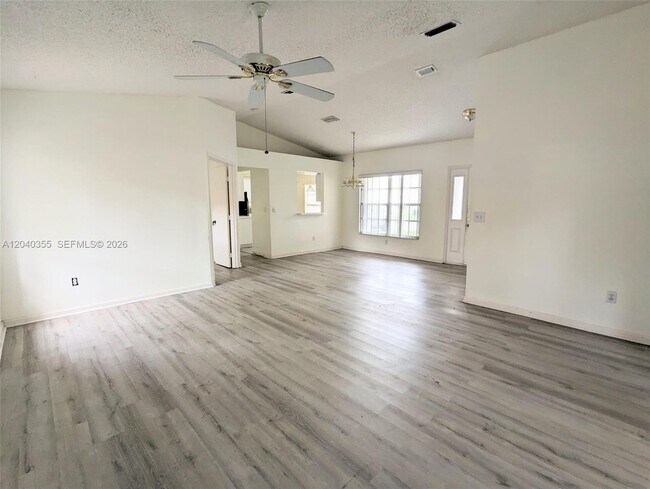 Building Photo - 532 SE 21st Dr