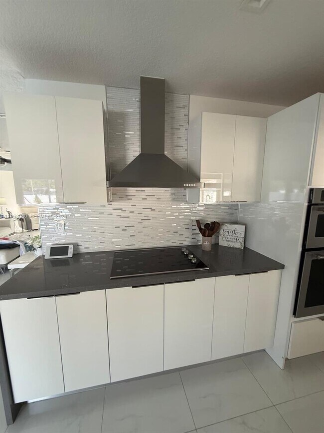 Building Photo - 9611 Jamaica Dr