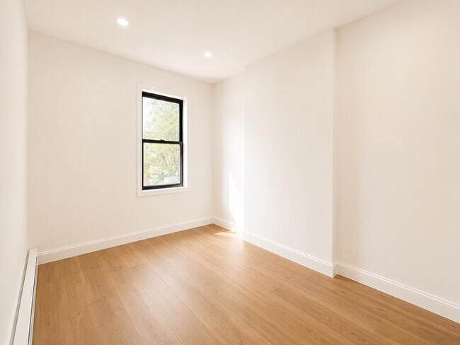 Building Photo - 428 56th St