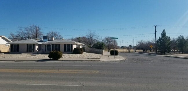 Building Photo - 3000 Wedgewood Dr