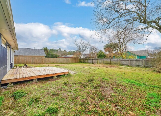 Building Photo - Charming East Navarre Home