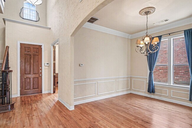 Building Photo - Beautiful home with classic styling, minutes away from Uptown, Oak Lawn, Cityplace, and Lower Gre...