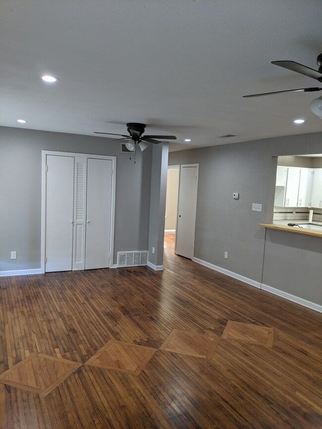 Building Photo - 9909 La Prada Dr
