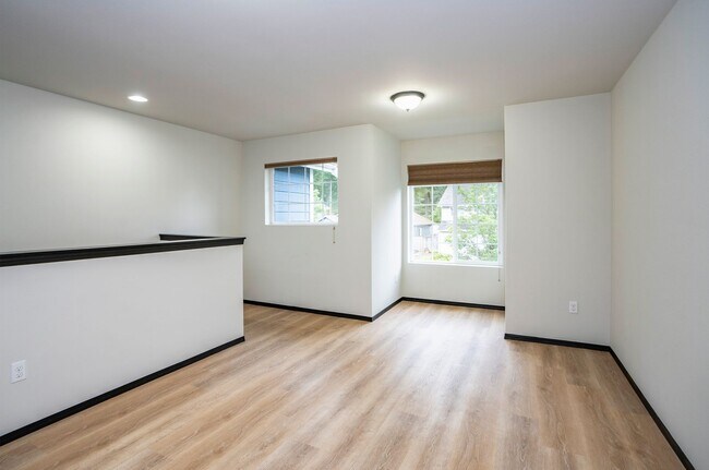 Building Photo - Charming 3BR/2.5BA in Desirable Gig Harbor...