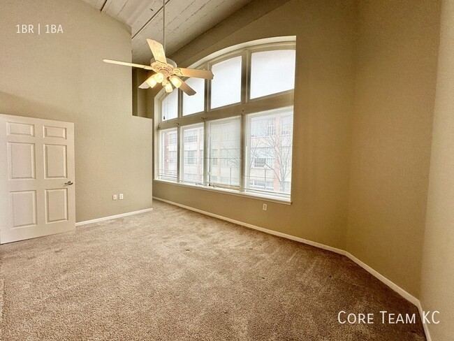 Building Photo - 1 Bedroom Loft Right by the River Market!