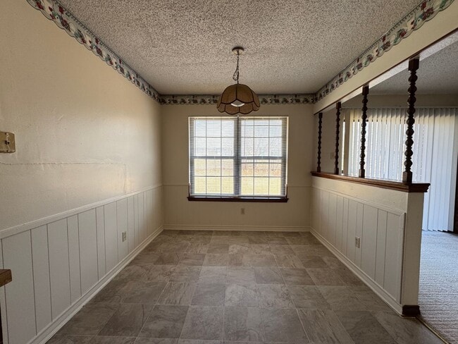 Building Photo - 207 E Hogan Dr