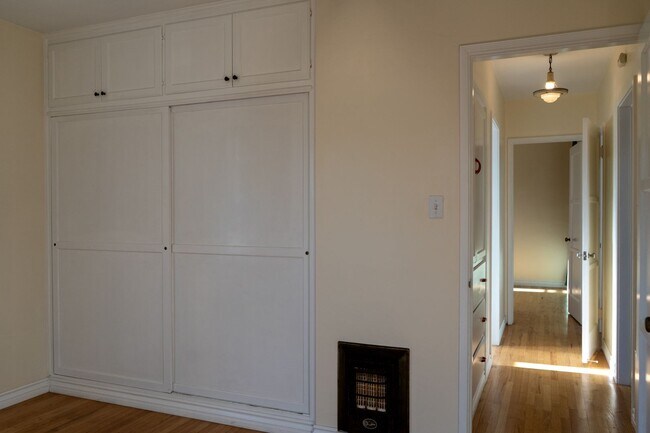 Building Photo - 2431 Walgrove Ave