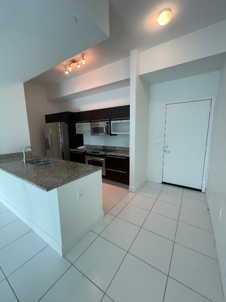 Building Photo - 950 Brickell Bay Dr