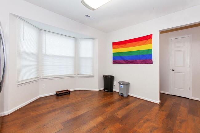 Building Photo - Spacious Williamsburg Townhome with Modern...
