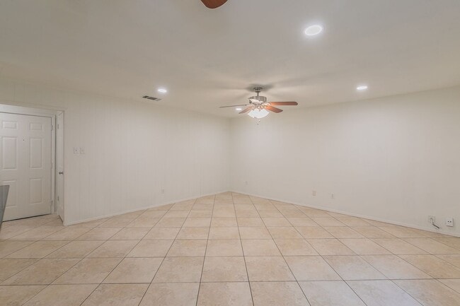 Building Photo - Charming and Updated Home in White Settlement