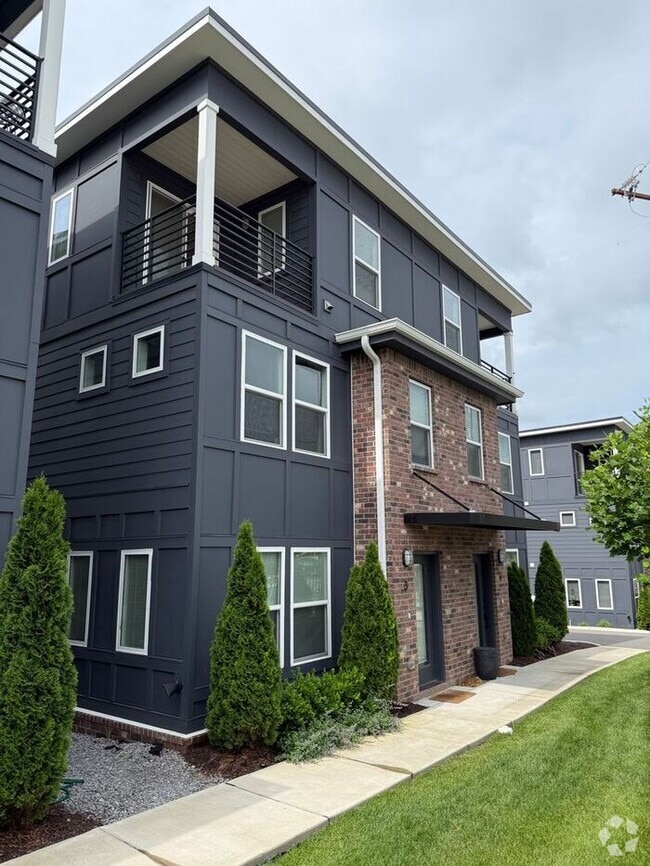 Building Photo - 3 - Level Modern Apartment in East Nashville