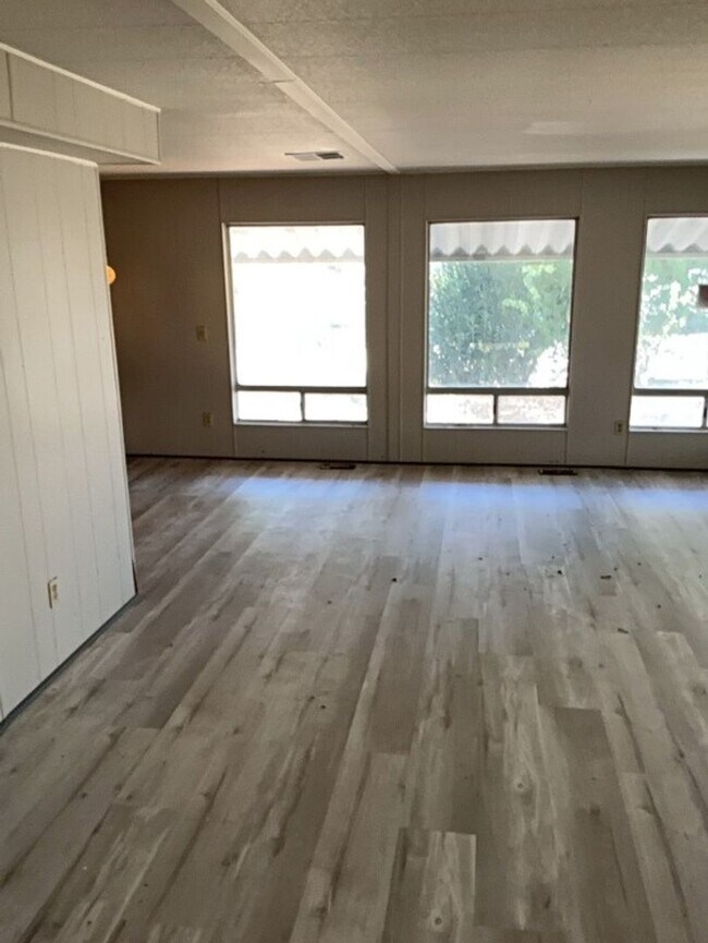 Building Photo - Inviting 3-Bedroom, 2-Bath Manufactured Ho...