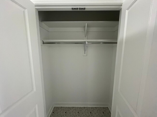 Building Photo - 4 Bedroom, 3.5 Bath Condo in Coveted Spenc...