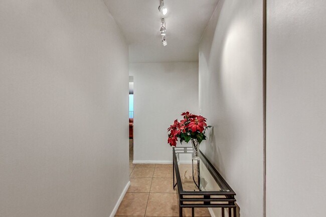 Building Photo - 6033 N Sheridan Rd