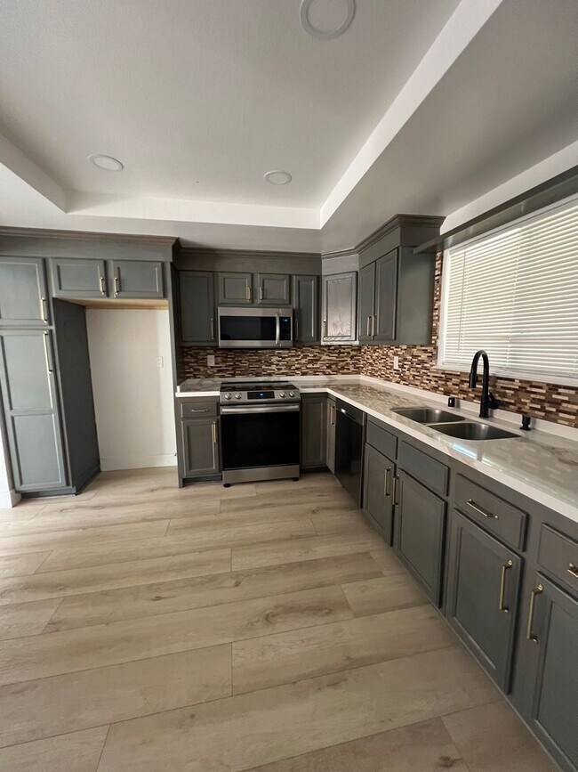 Building Photo - Charming upgraded home!