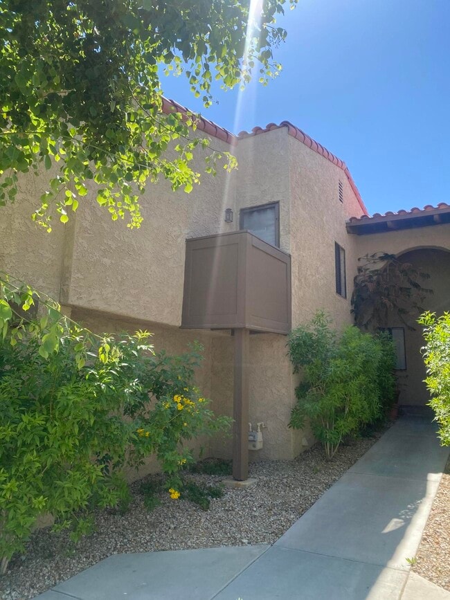 Building Photo - 695 S Cll Petunia
