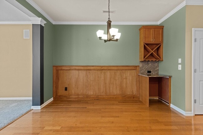 Building Photo - Gorgeous 3 Bedroom Townhome w/ Premium Finishes & Amenities - Pet Friendly!