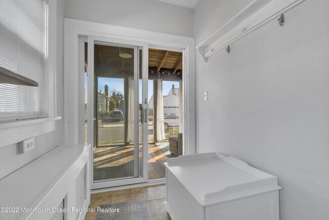 Building Photo - 102 Dixon Ave