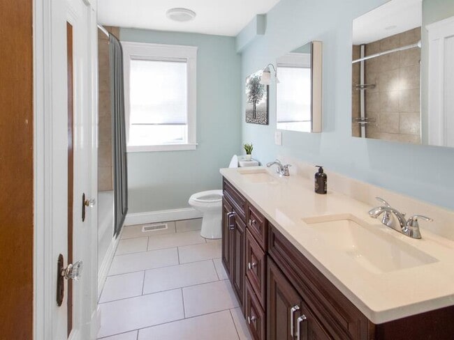 Building Photo - 18 Sherman Ct