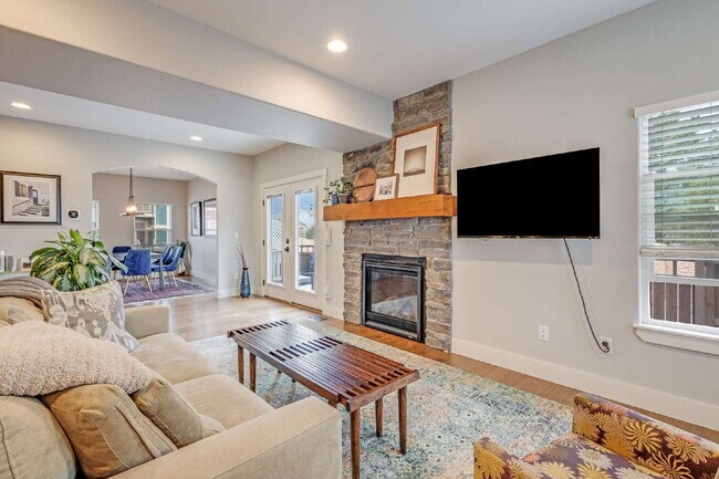 Building Photo - Beautiful mountain views from a Gold Hill Mesa corner lot with a hot tub!