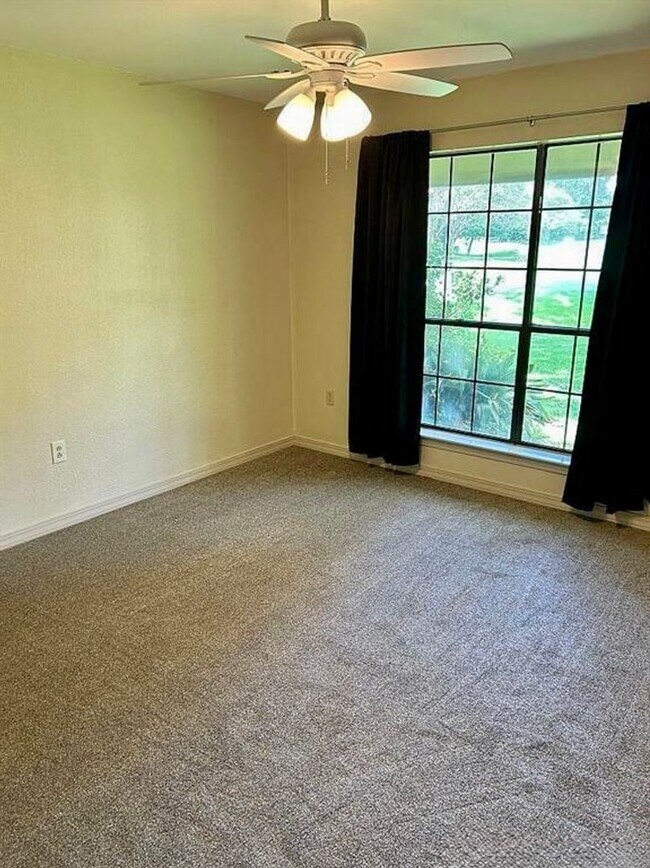 Building Photo - Spacious 3BR/2.5BA Retreat in Briarwood Es...