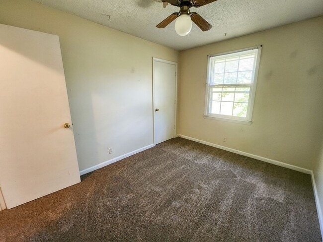 Building Photo - 3 bed 1 bath unit in duplex