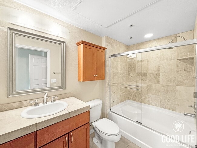 Building Photo - Beautiful 2BD/2.5BA Condo in Bankers Hill W/ W/D, A/C, Patio Area and Community Gym!