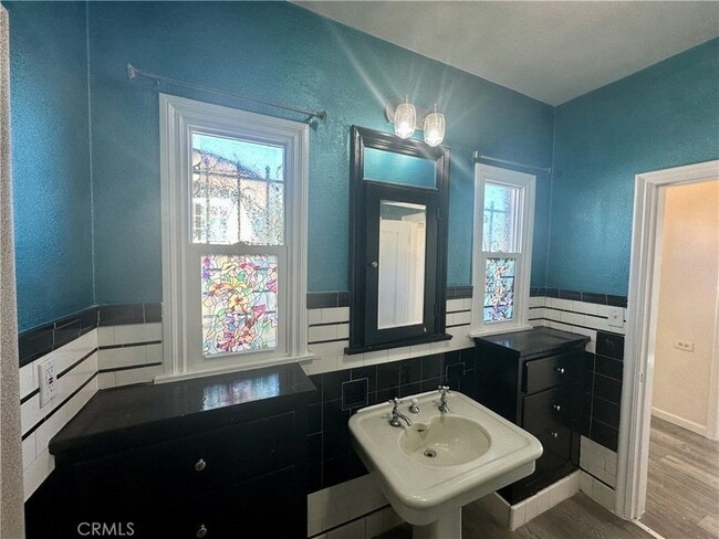 Building Photo - 6330 Franklin Ave