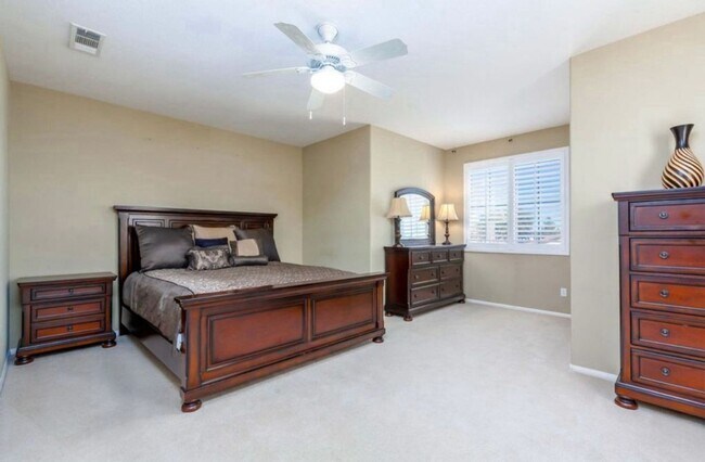 Building Photo - Spacious 5BR House in Palmdale