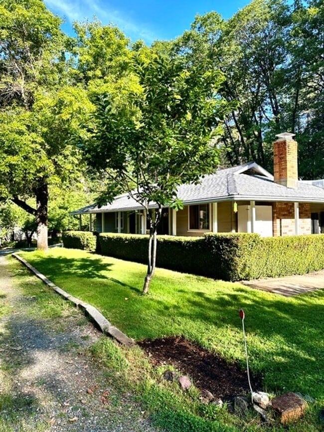Building Photo - 2 Bedroom/1 Bathroom Home, Peaceful Country Setting on Shared Property