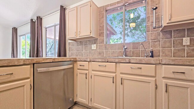 Building Photo - NEAR WESTGATE! Delightful 4bdr Corner Lot ...