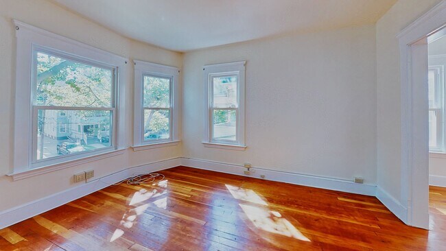 Building Photo - [In-Unit Laundry; Garden] Townhouse-Style Living, with Historical Details & Parking!