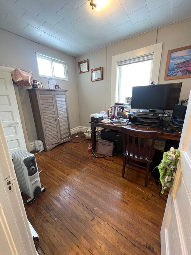 Building Photo - AVAILABLE APRIL 1st - 2 Bed 1 Bath Upper Apt!