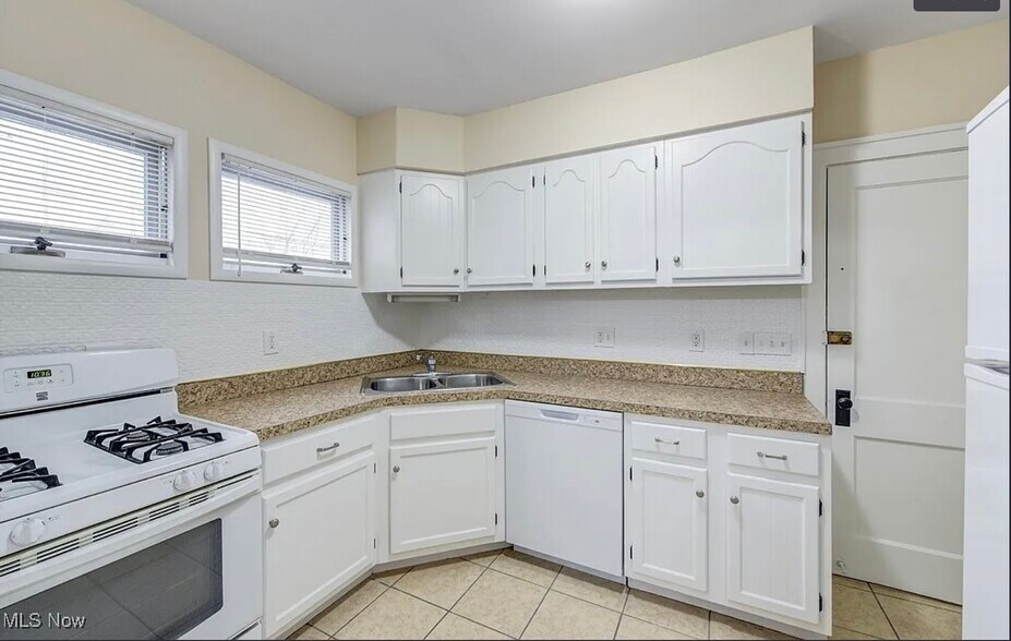 Building Photo - 2085 Chesterland Ave