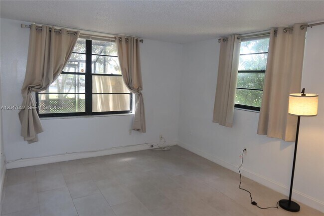 Building Photo - 10835 SW 112th Ave