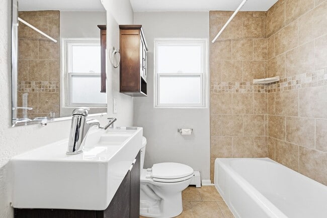 Building Photo - 3 Bed - 2 Bath home in Englewood!