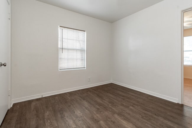 Building Photo - 1613 Nix St