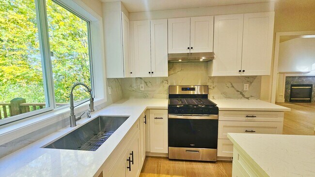 Building Photo - Beautiful 4 Bed 2.5 Bath  3190 sq ft Home ...