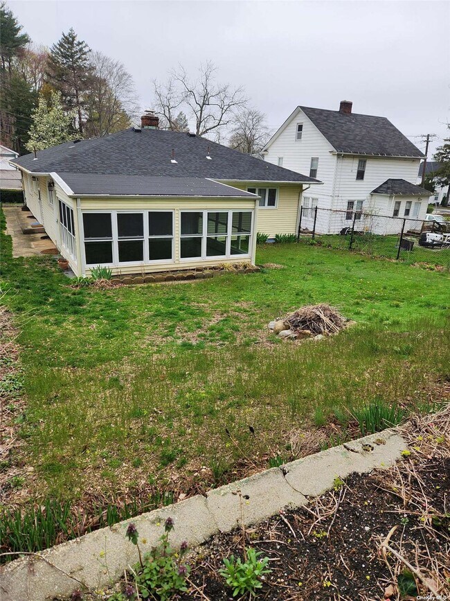 Building Photo - 14 Oakwood Rd